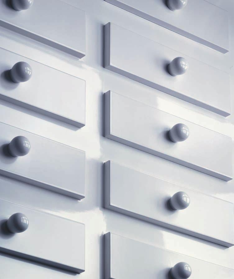 Lucite 128 Glosscolor Glans op een kast