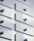 Lucite 128 Glosscolor Glans op een kast